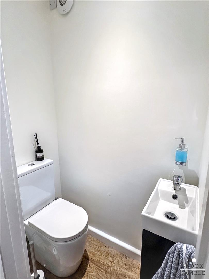 4 Bedroom House. Park Lane in Eastbourne,  5